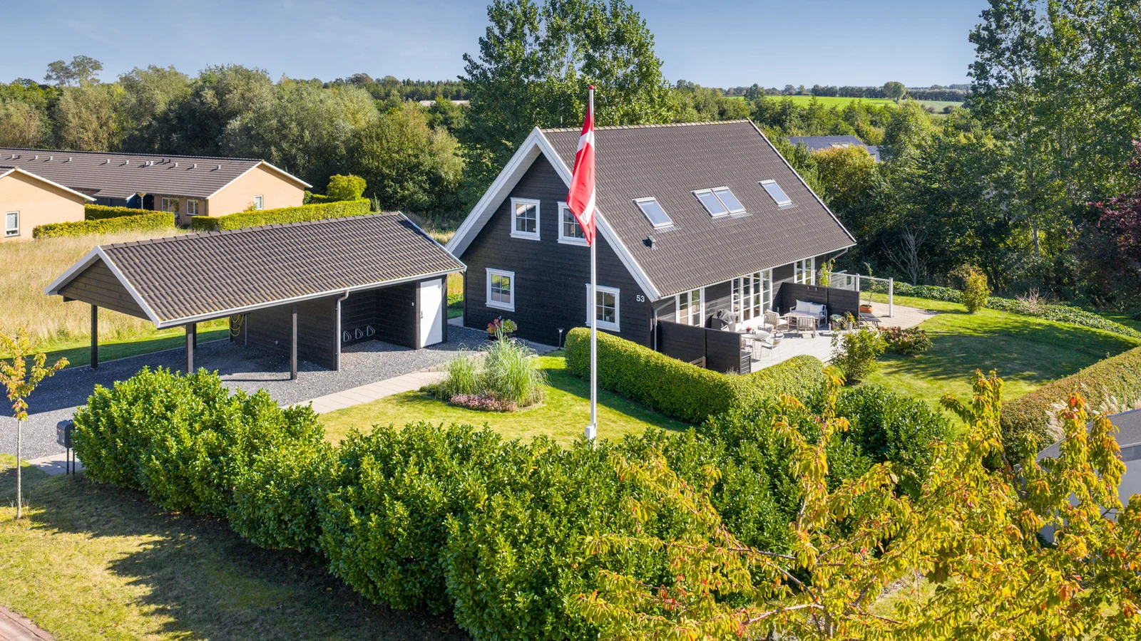 Ugens bolig er en stor villa med terrasse hele vejen rundt om huset