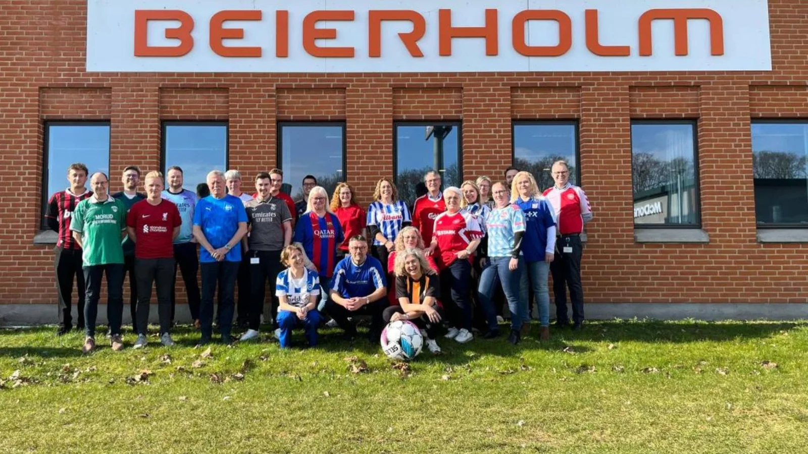 Beierholm støttede igen Børnecancerfonden til FodboldtrøjeFredag - nu med rekordstort beløb