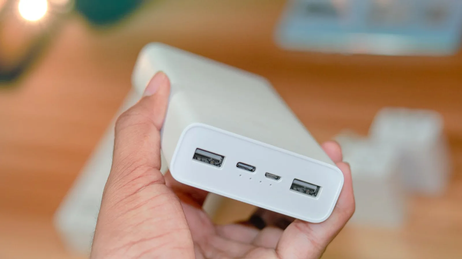 Giv dine medarbejdere det, de mangler netop nu - powerbanks og nødradioer