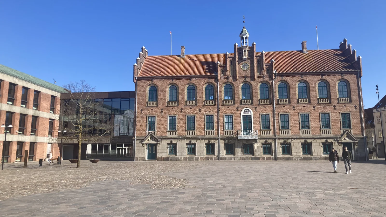 Gammel tradition får ny form: Nyborg Gymnasium holder kommunalvalgsbazar for 1300 elever