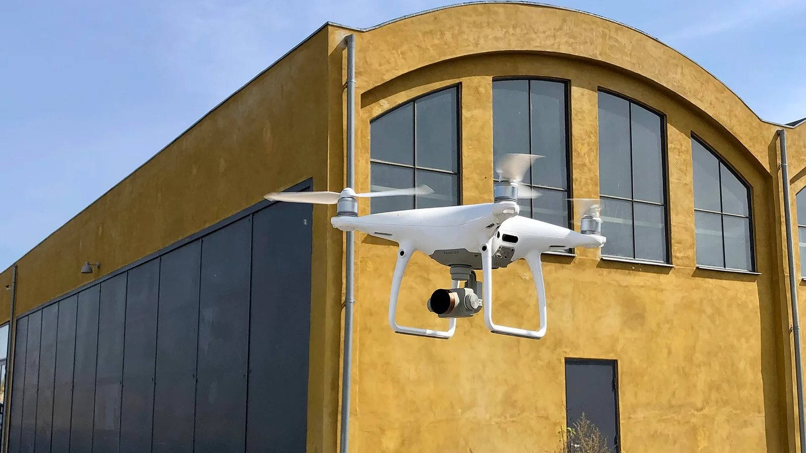 Fotograf Kim Poulsen er nyregistreret droneoperatør og fjernpilot