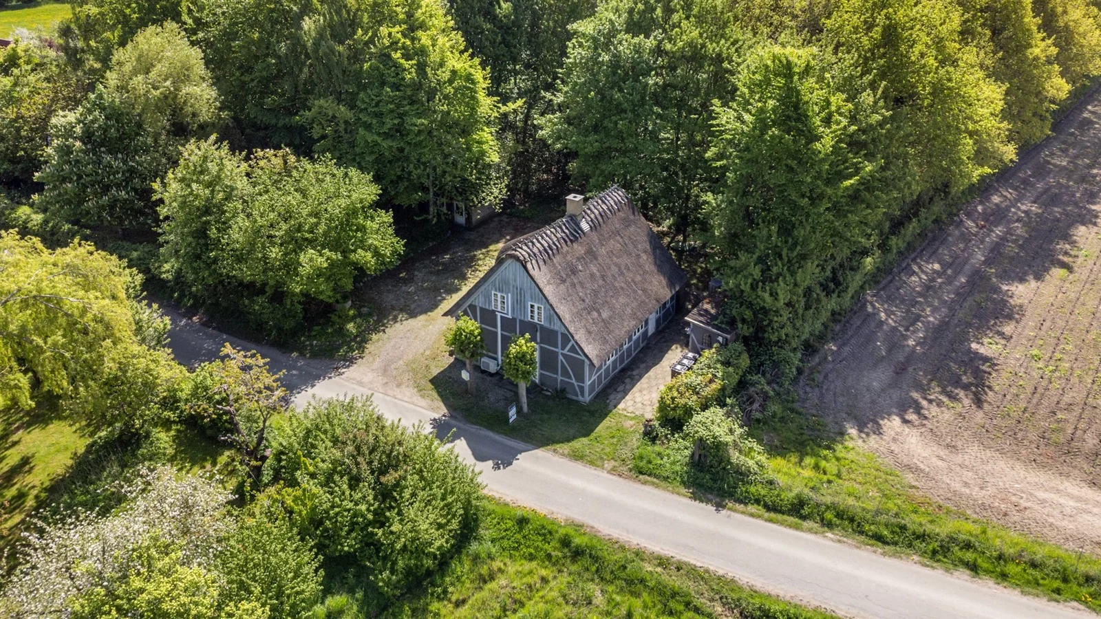 Ugens bolig hos er et landhus fra 1775 ved Såderup