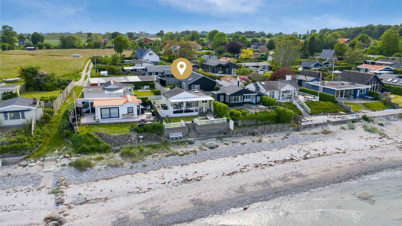 Ugens Bolig hos Estate er et fritidshus lige ud til vandet