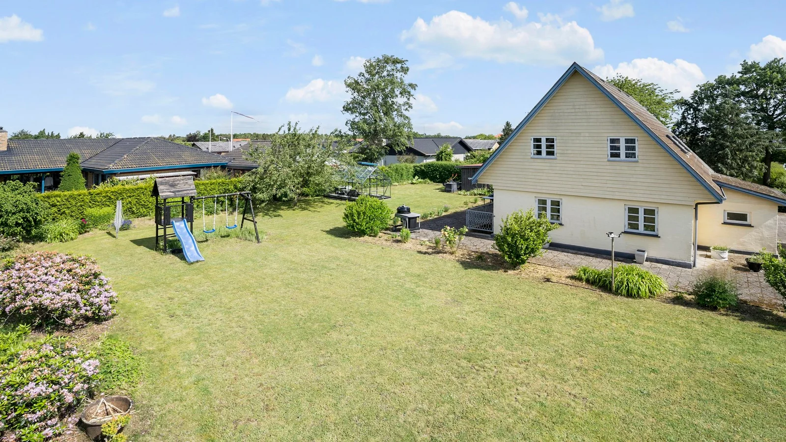 Ugens bolig hos Estate er en familievilla med stor have og central beliggenhed i Langeskov