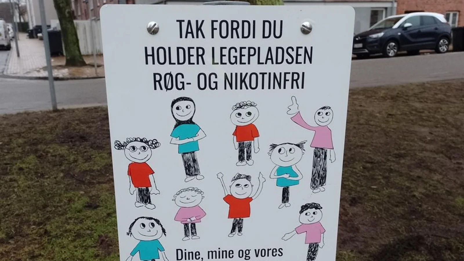 Nye skilte på legepladser: Odense takker for røg- og nikotinfrie legepladser