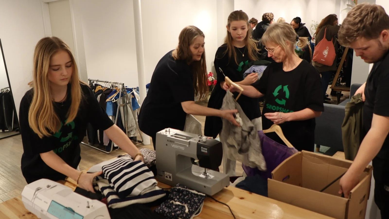 Succes med SwopShop gentages: Unge står bag gratis tøjbyttebutik i gågaden