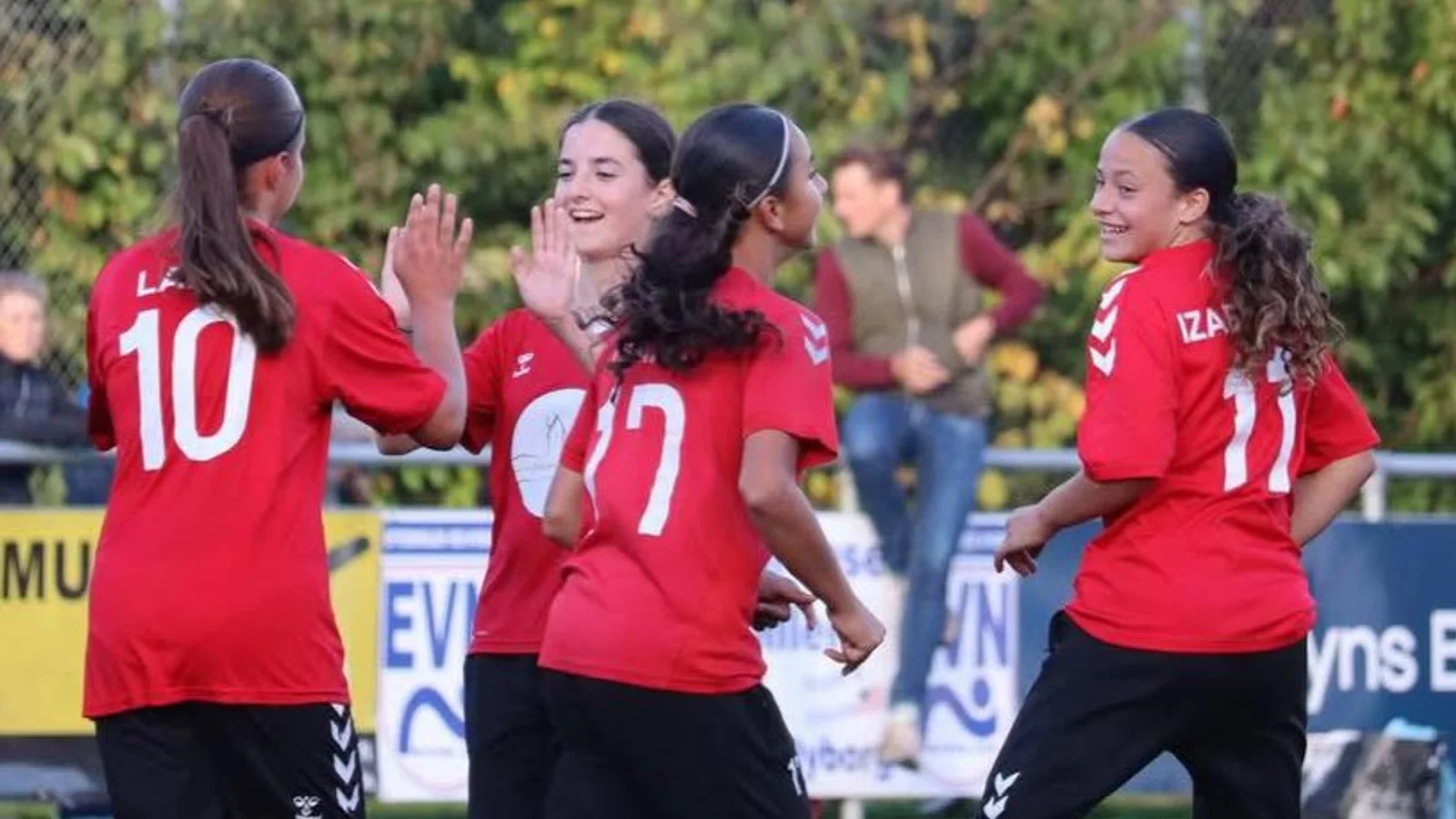 B1909 U13 søger nye spillere til stærkt pigefællesskab