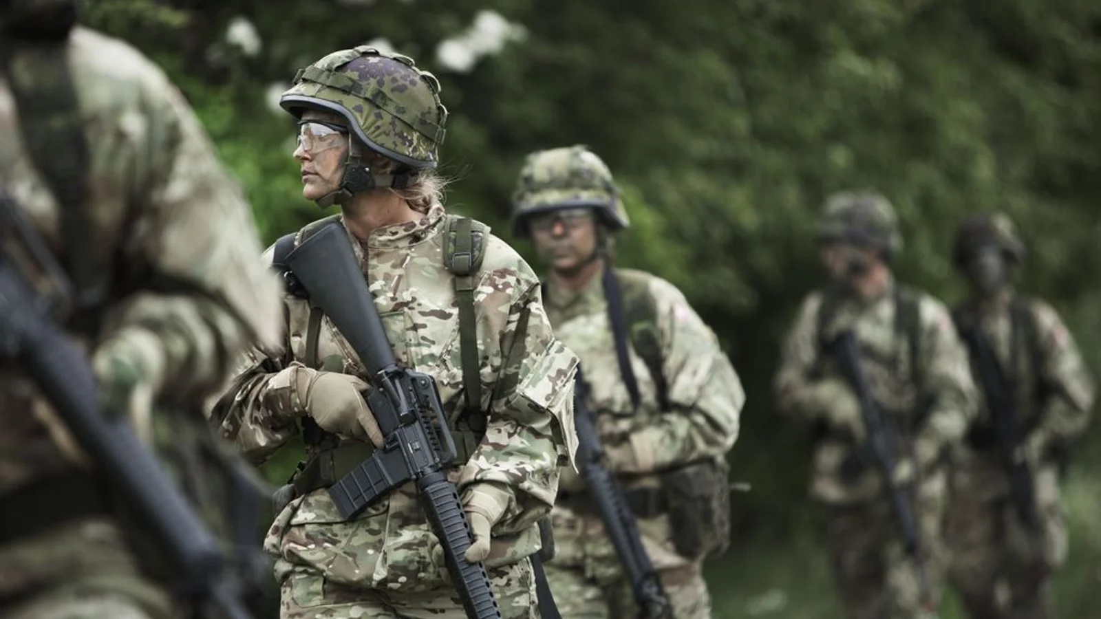 Frivillige soldater og reservister møder ind på odenseansk virksomhed i militæruniform