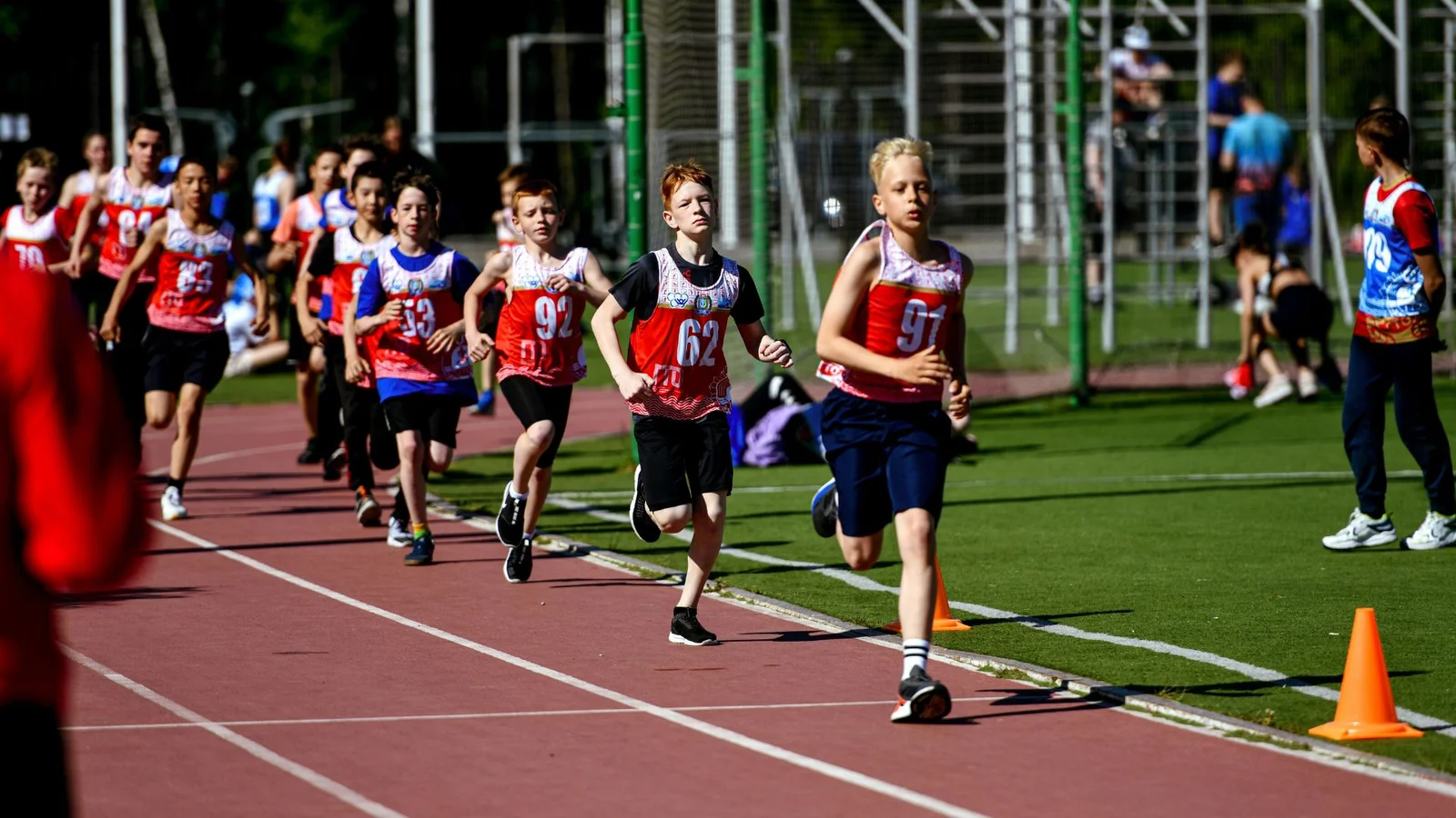 Humøret kommer helt i top, når over 2000 skoleelever indtager Odense Atletikstadion