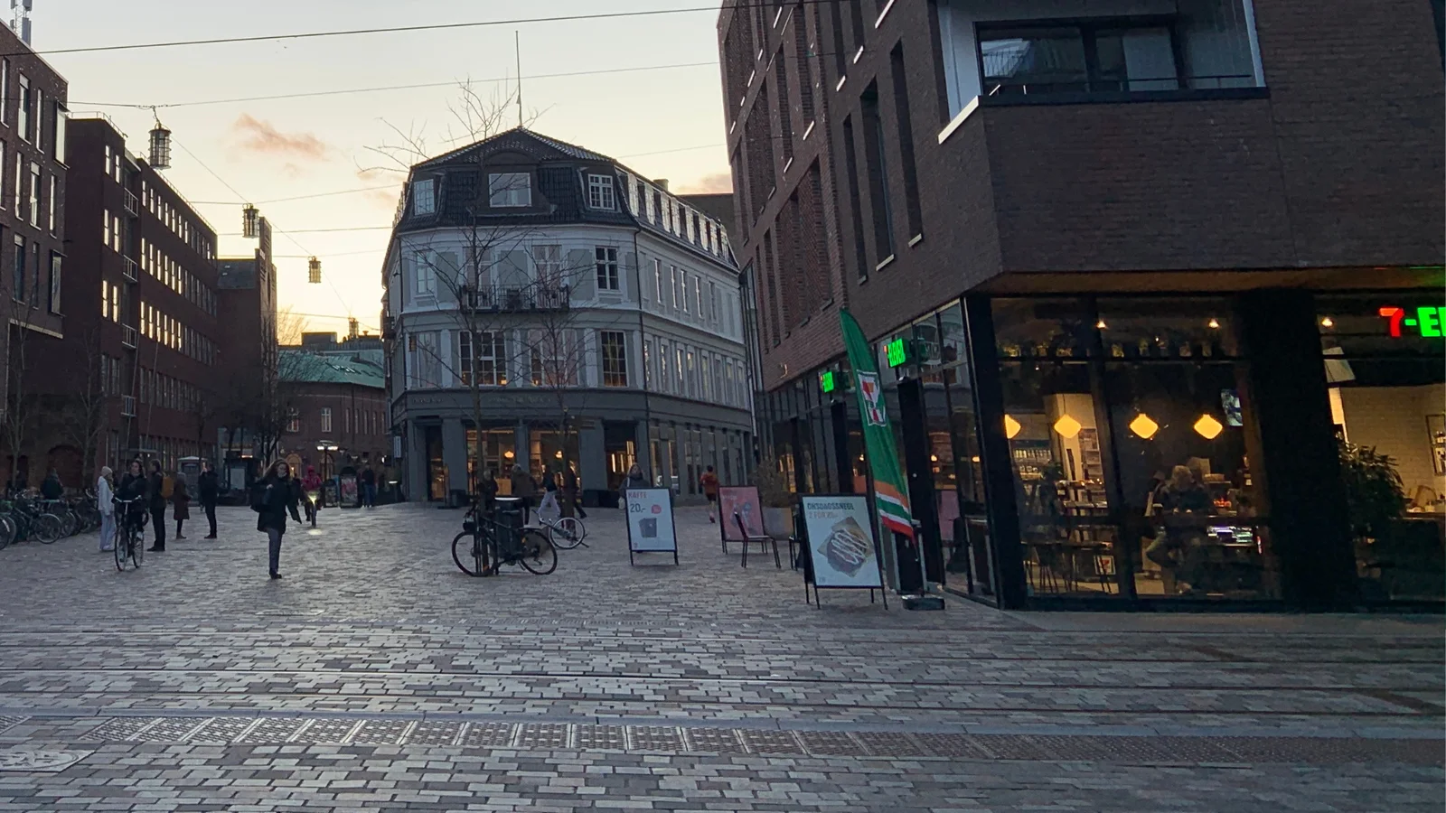 Sommertid fejres: 7-Eleven i Overgade uddeler gratis is på søndag