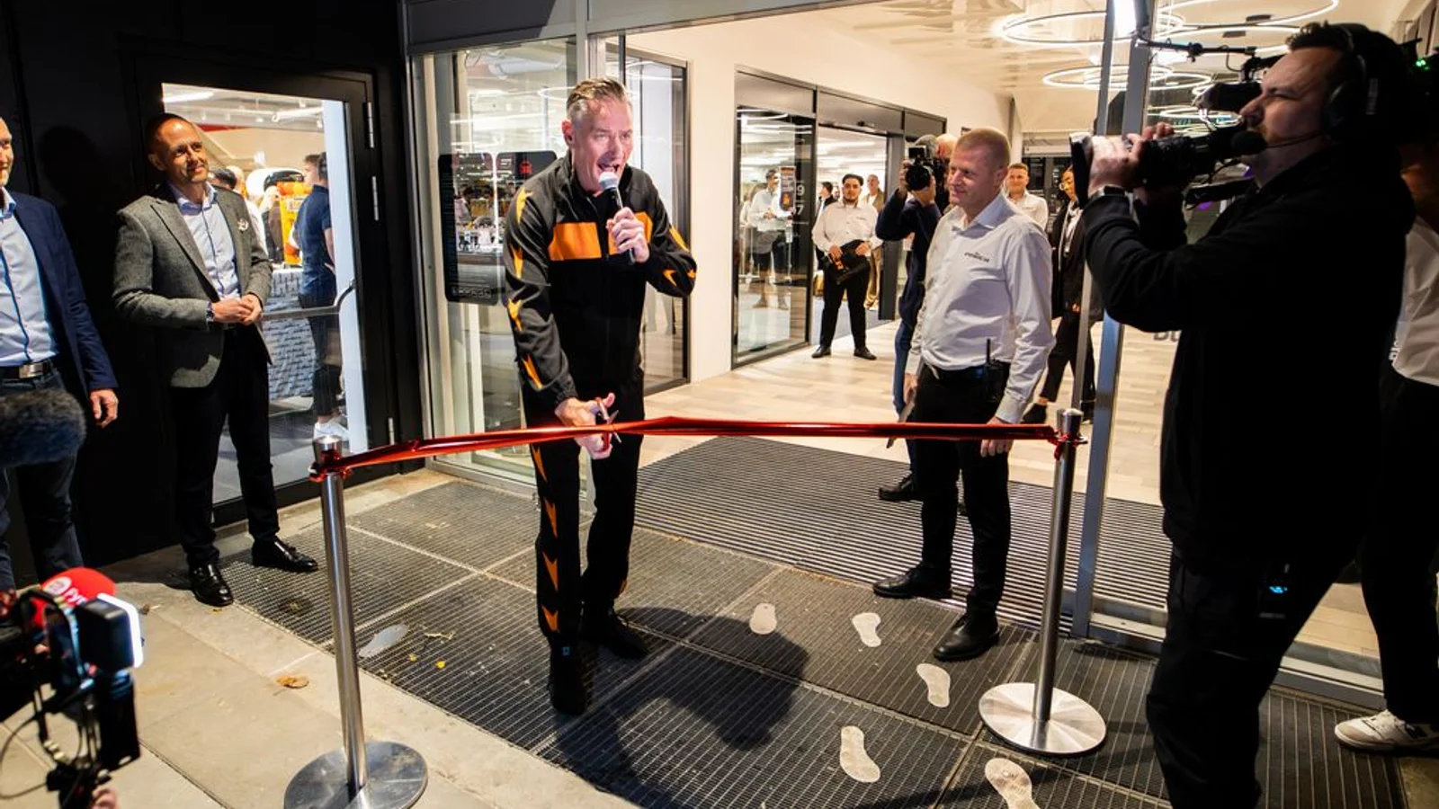 2 kilometer kø ved POWERs rekordåbning af ny butik i Odense