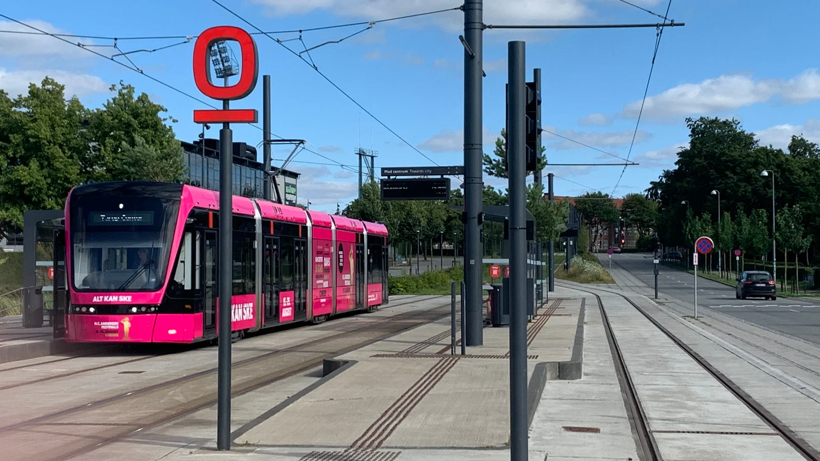 Ankom med stil: Tag til H.C. Andersen Festivals med Odense Letbane klædt i pink