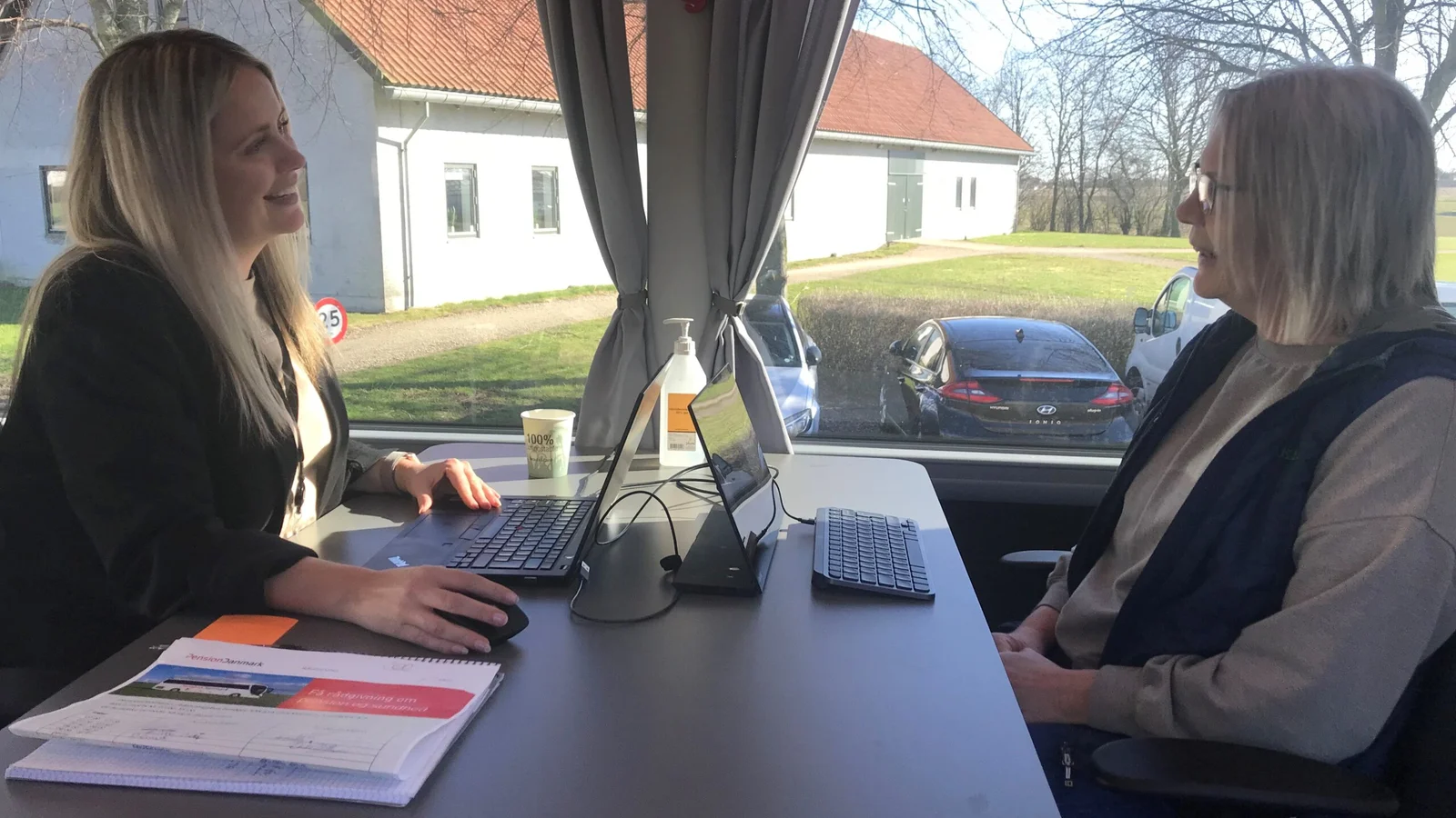 Blomsterfrøvirksomhed i Marslev fik besøg af PensionDanmarks rådgivningsbus