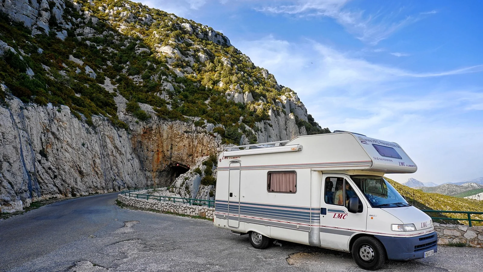 Hold sommerferien i en lejet autocamper fra HE Biler