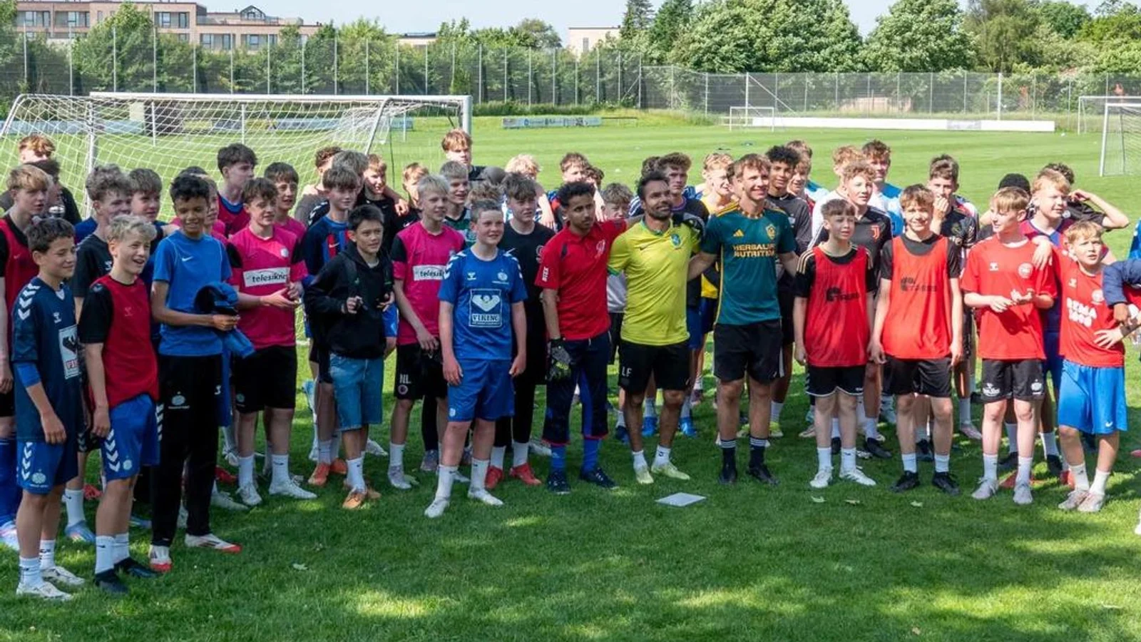 I stjernernes fodspor: Bakkeskolen får Danmarks første brasilianske fodboldpark