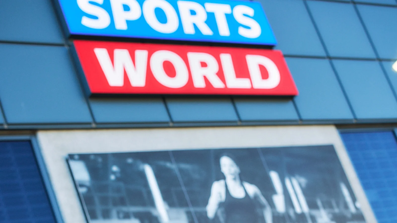 Nyt koncept og sortiment: Sportmaster i Esbjerg bygges om og genåbner som Sports World