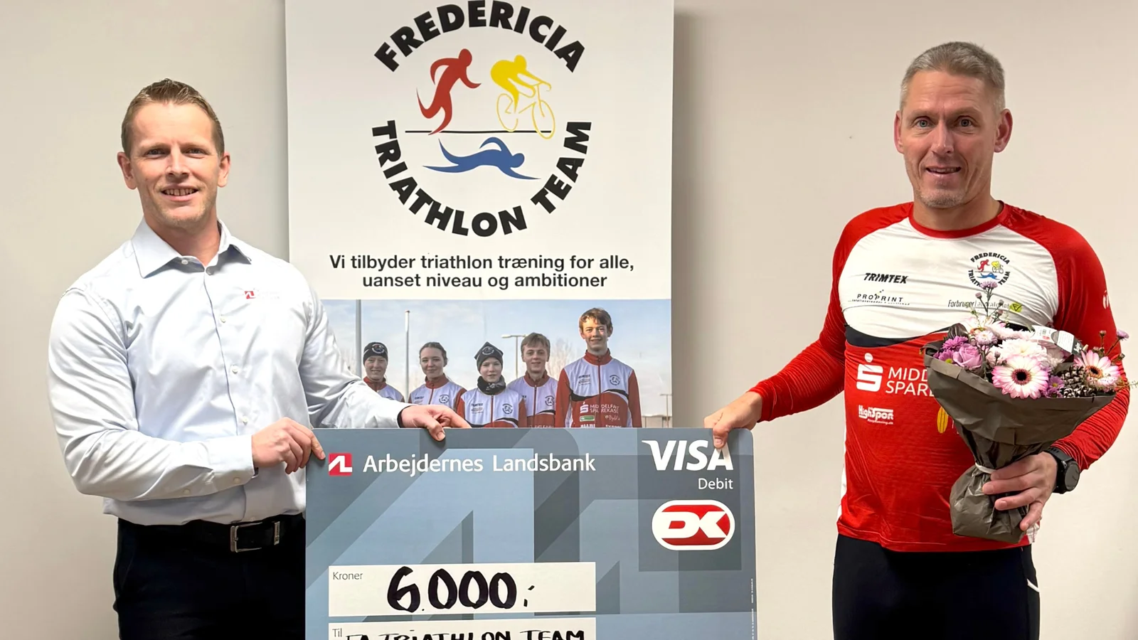 Arbejdernes Landsbank overrækker anerkendelsespræmie til lokal ildsjæl i Fredericia Triathlon Team