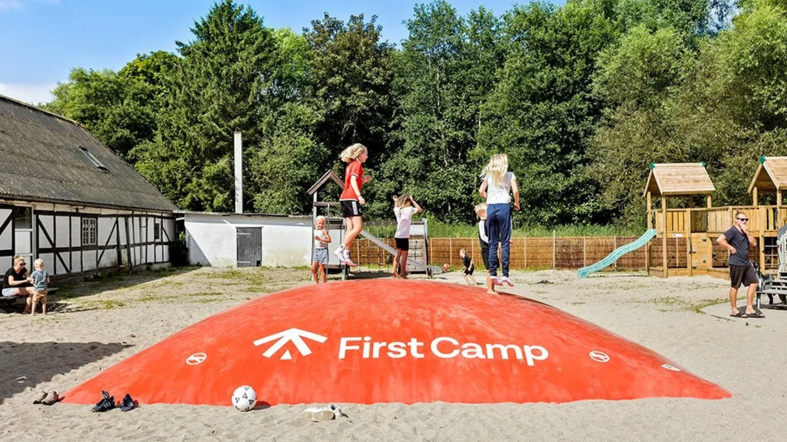 Flere vil holde ferien i Danmark – First Camp Bøsøre Strand foran på bookinger