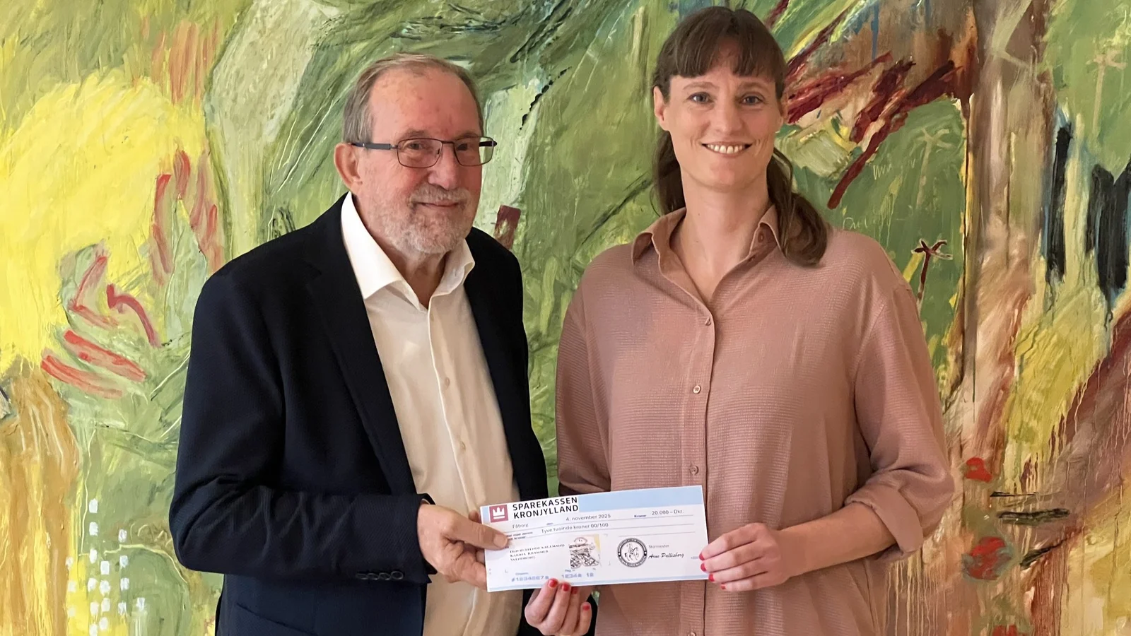 Mødrehjælpen modtager donation for Den Rullende Kagemand