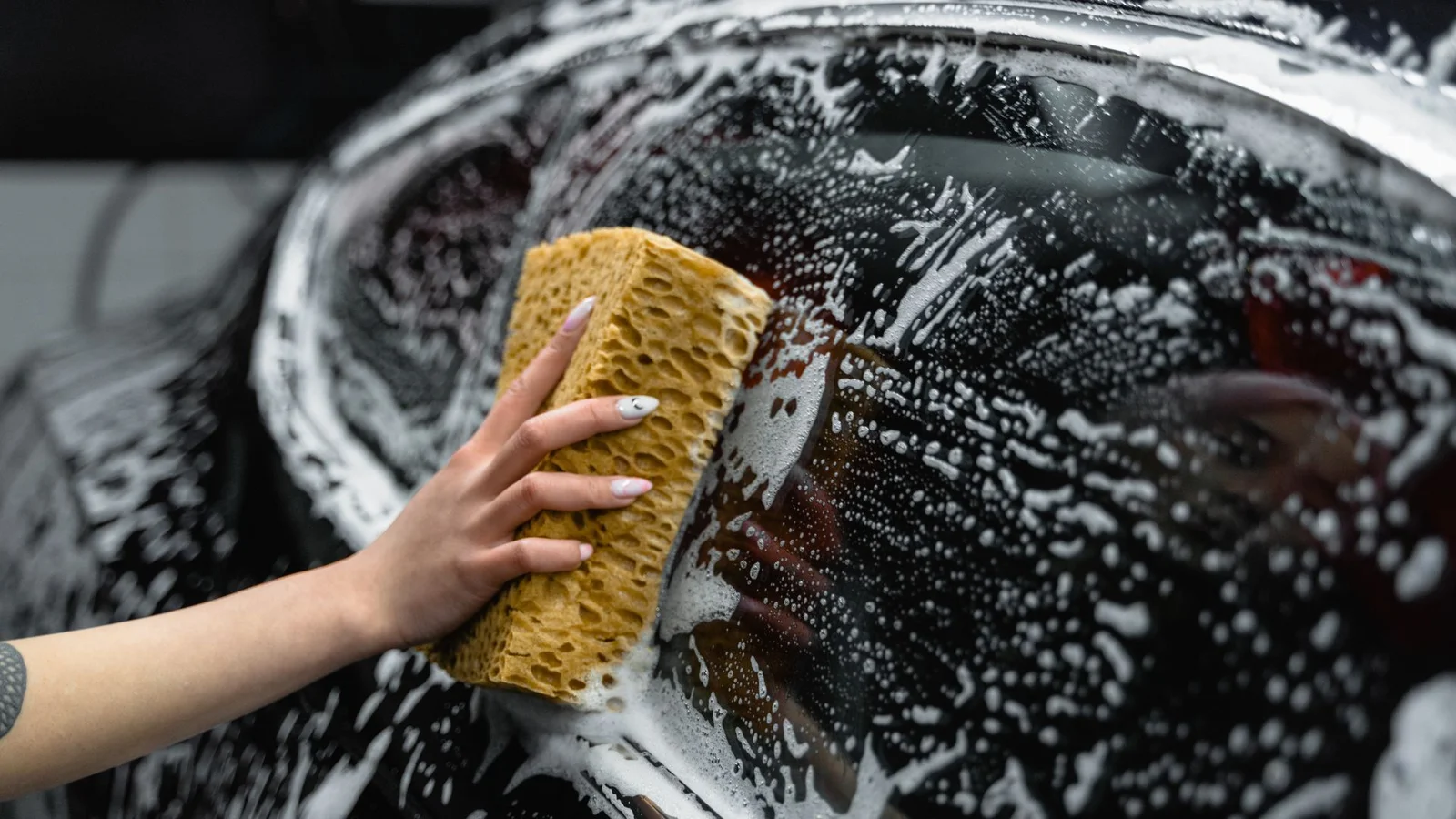 Beskyt din bil mod vintervejret: Car-Care Svendborg tilbyder en skånsom håndvask til kun 100 kroner