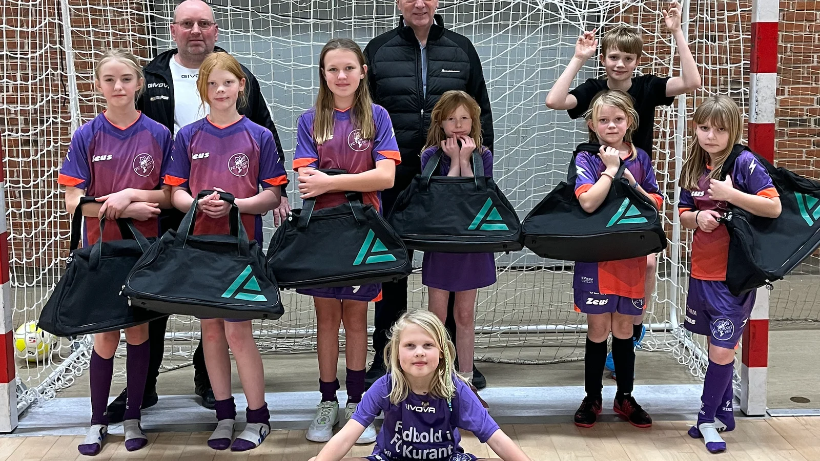 Pigeafdelingen hos FC Kurant modtager sponsorat på 50 sportstasker og drikkedunke