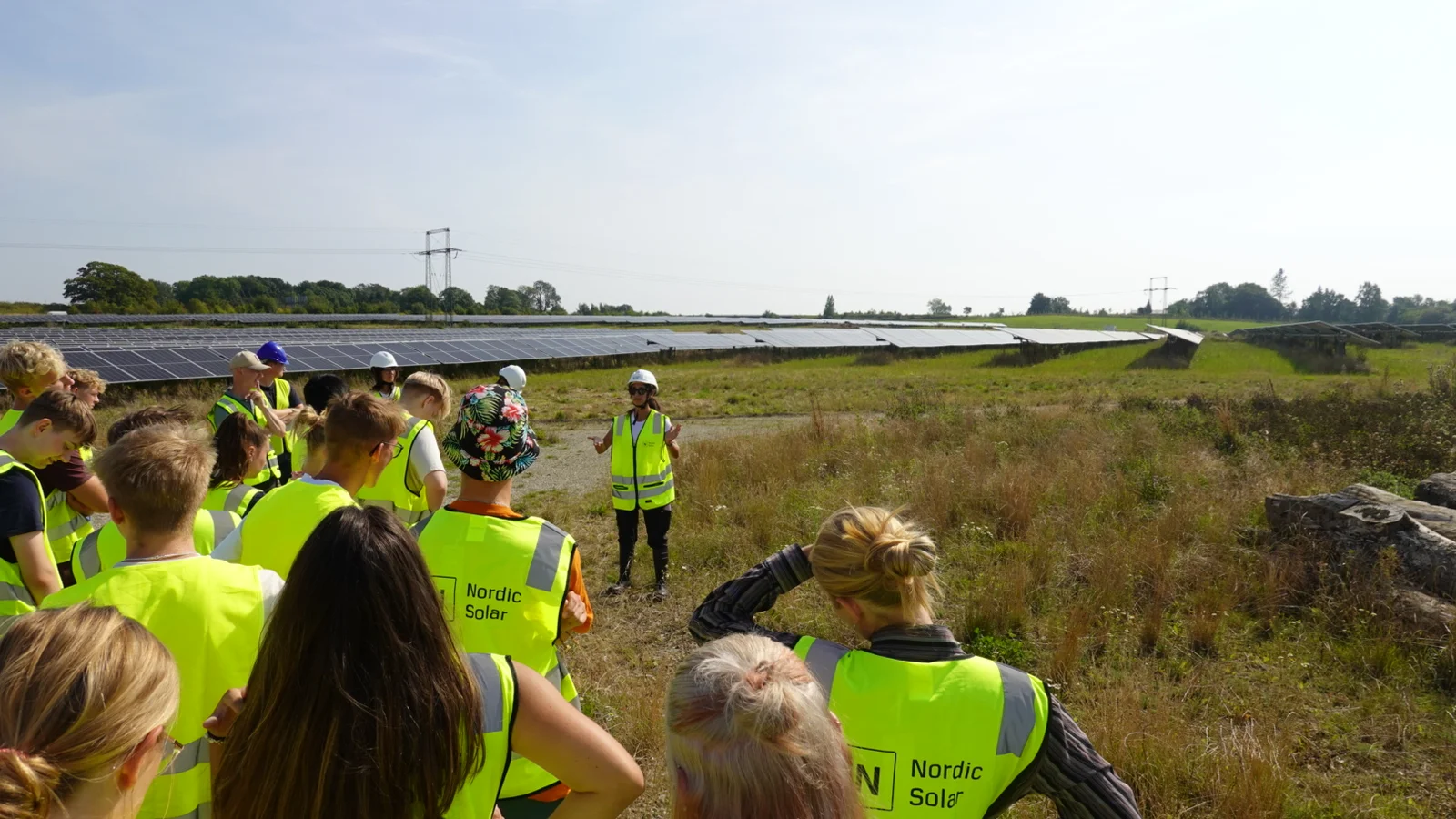 Elever fra 2.g på Midtfyns Gymnasium besøgte Højby solpark for at lære om solenergi