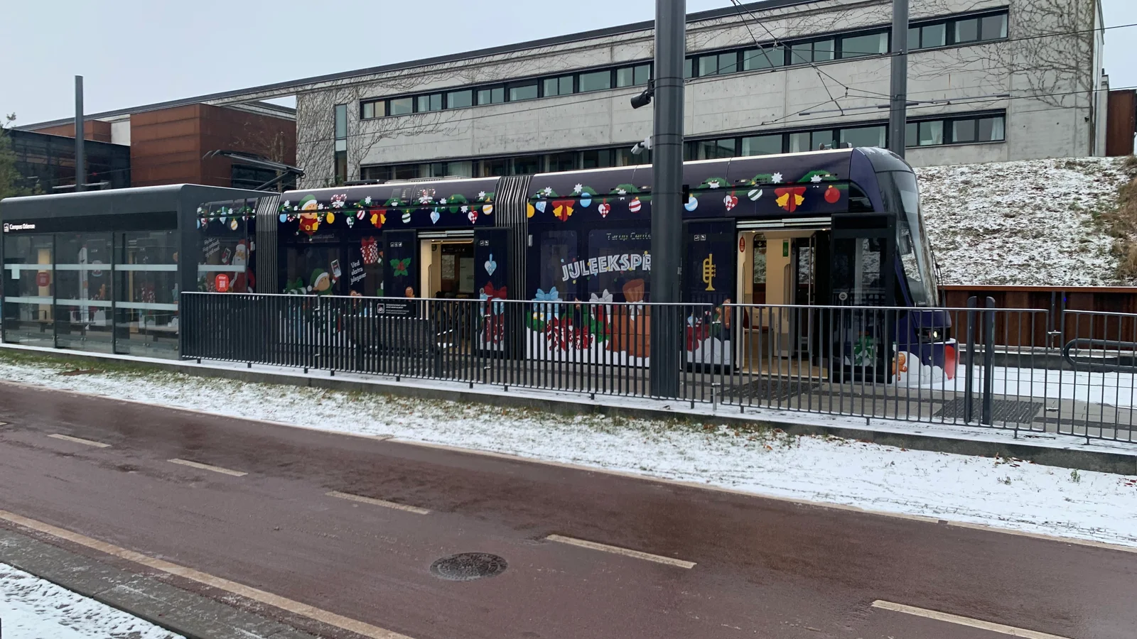 Letbanen er blevet pyntet op til jul og fyldt med pakker