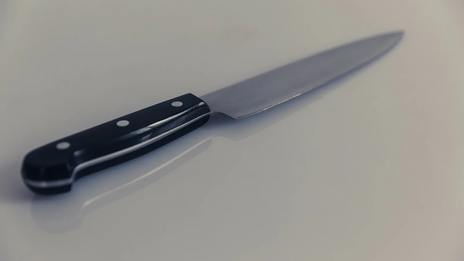 Otte mænd tiltalt for knivstik