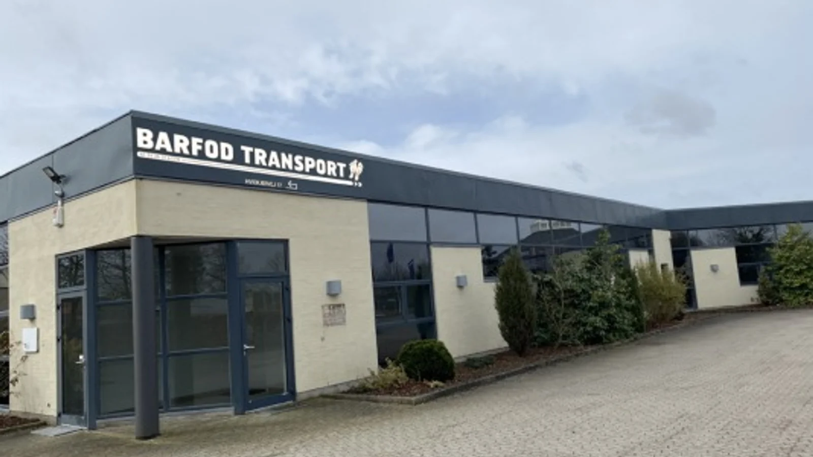Barfod Transport udlejer store kontorlokaler kun 300 meter fra motorvejen