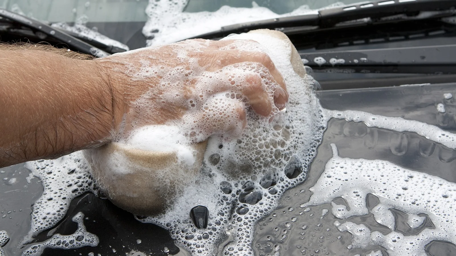 Skal bilen stå skarpt inden ferien? Rul forbi Car-Care Svendborgs vask-selv-hal
