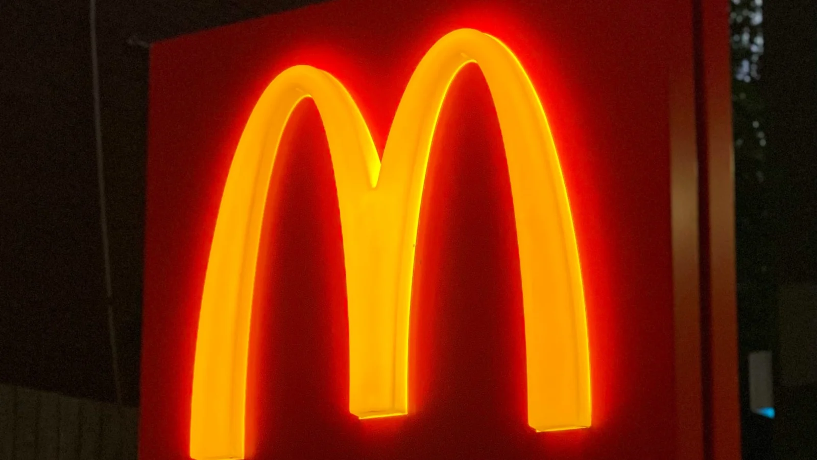 Signalpistol affyret på McDonald's
