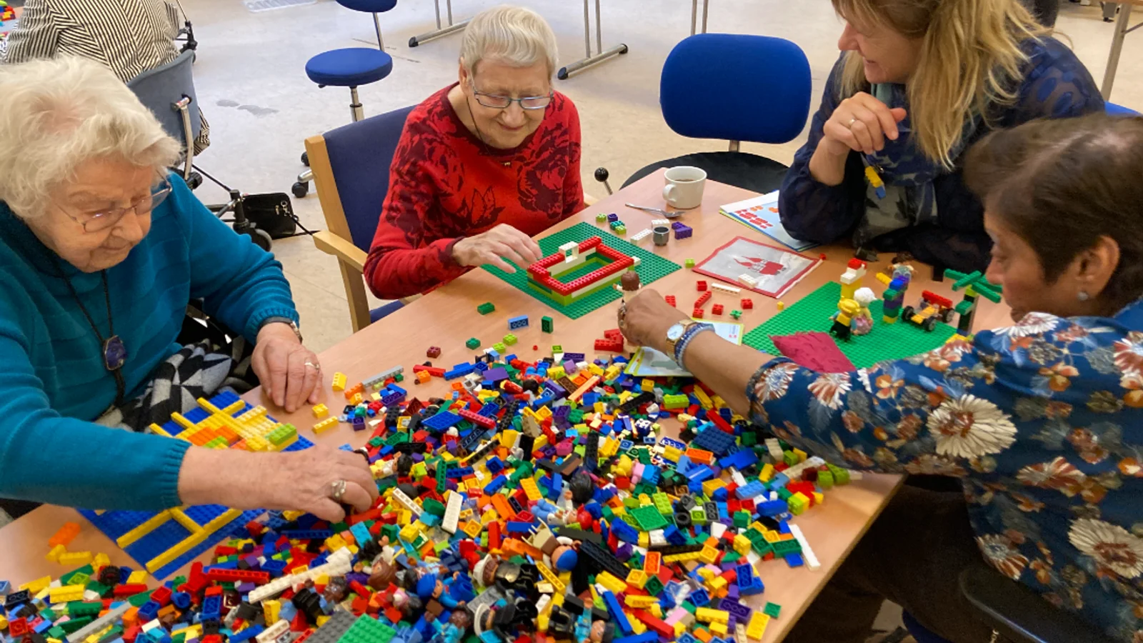Storstilet LEGO Masters turnering på Odenses plejehjem