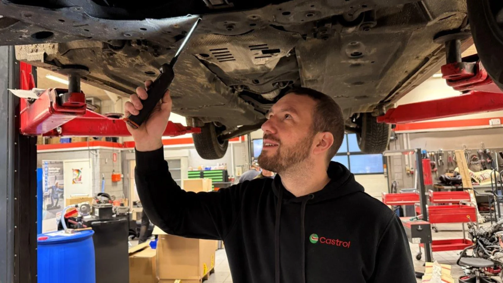 T. Olesen Automobiler i Svendborg ruster sig til elbiler: Efteruddannelse skal give bilejerne tryghed