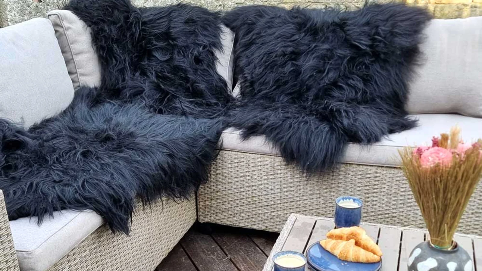 Nyd sommeren på terrassen: skab hygge med lammeskind
