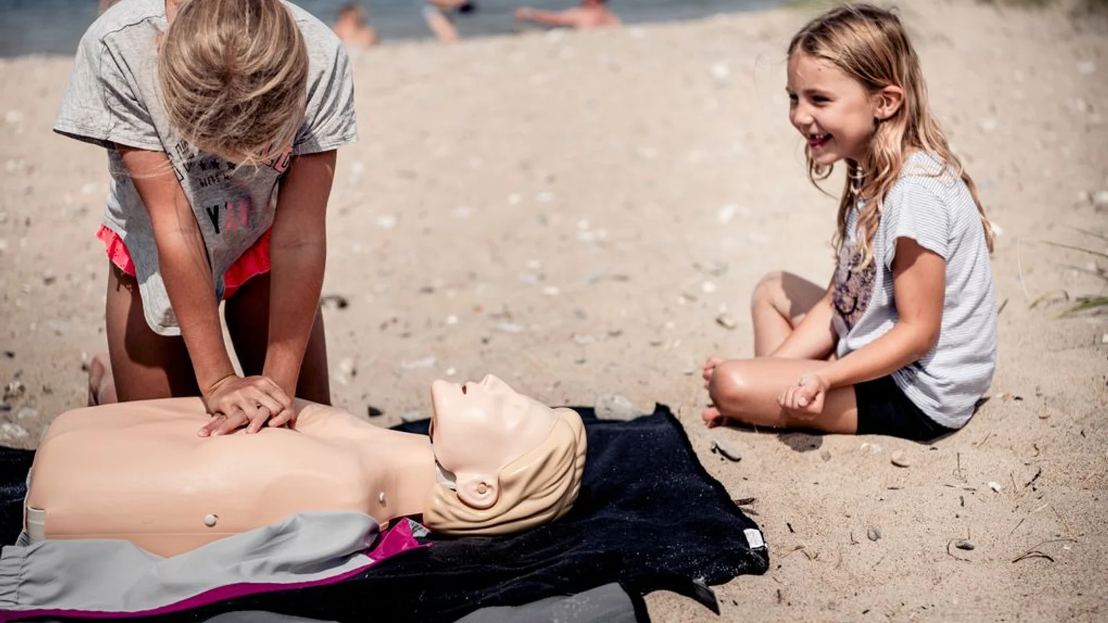 Byt parasollen ud med en hjertestarter: Lær genoplivning på stranden i uge 29