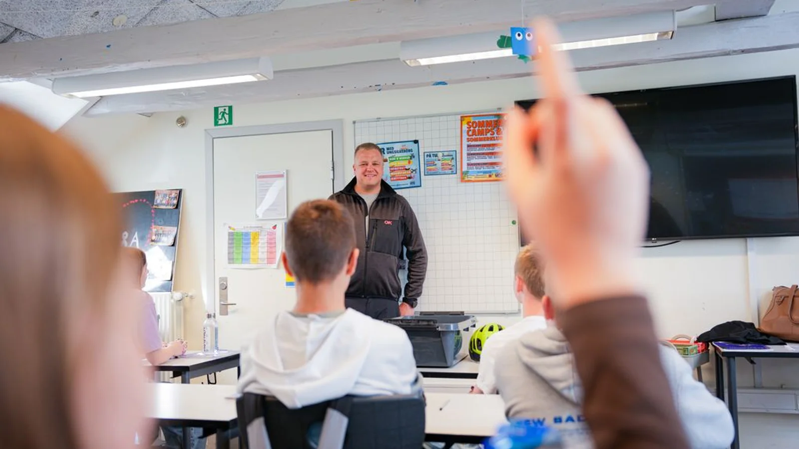 OK-chauffører underviser elever i trafiksikkerhed på Ullerup Bæk Skolen