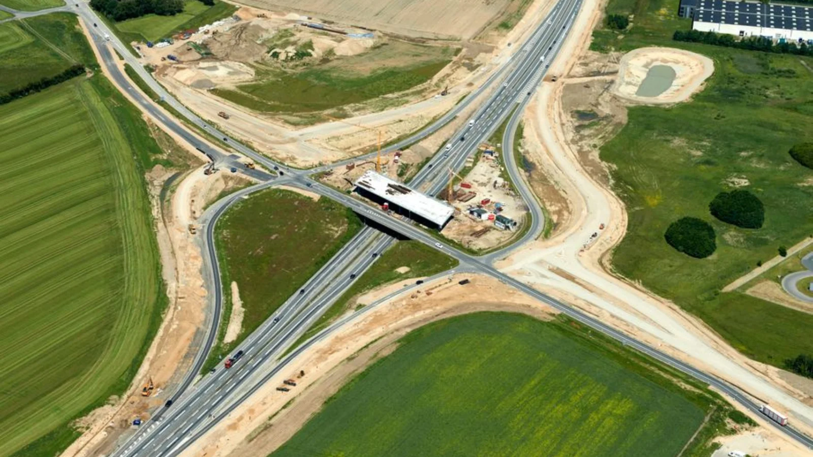 Ny bro over E45 tages i brug ved Horsens