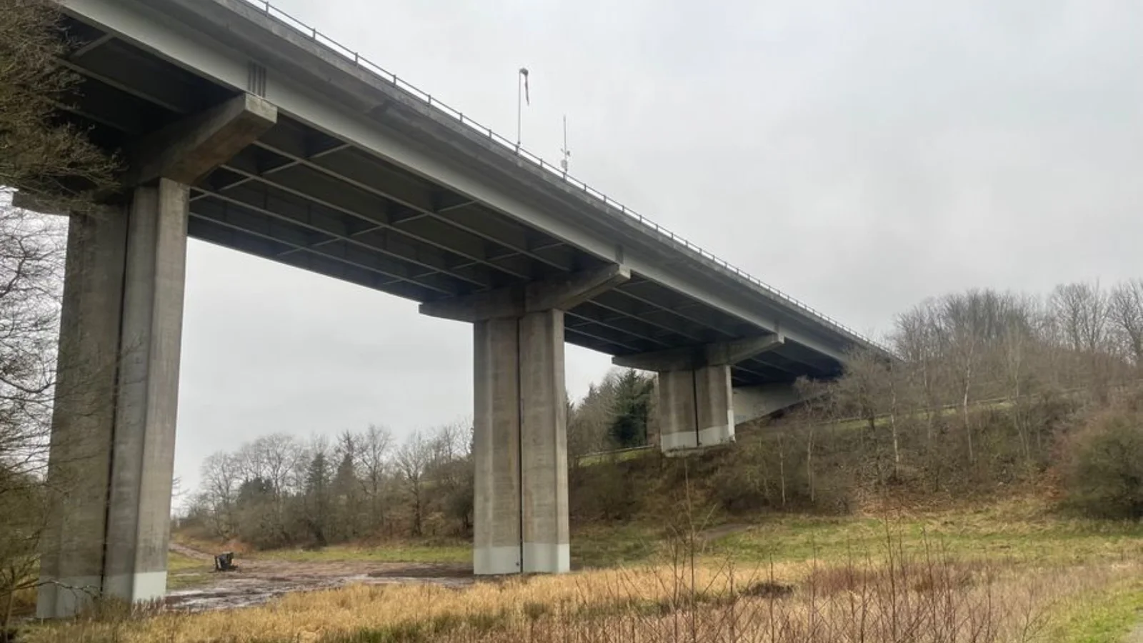 Autoværn på Hylkedalsbroen på E45 Sønderjyske Motorvej bliver skiftet ud