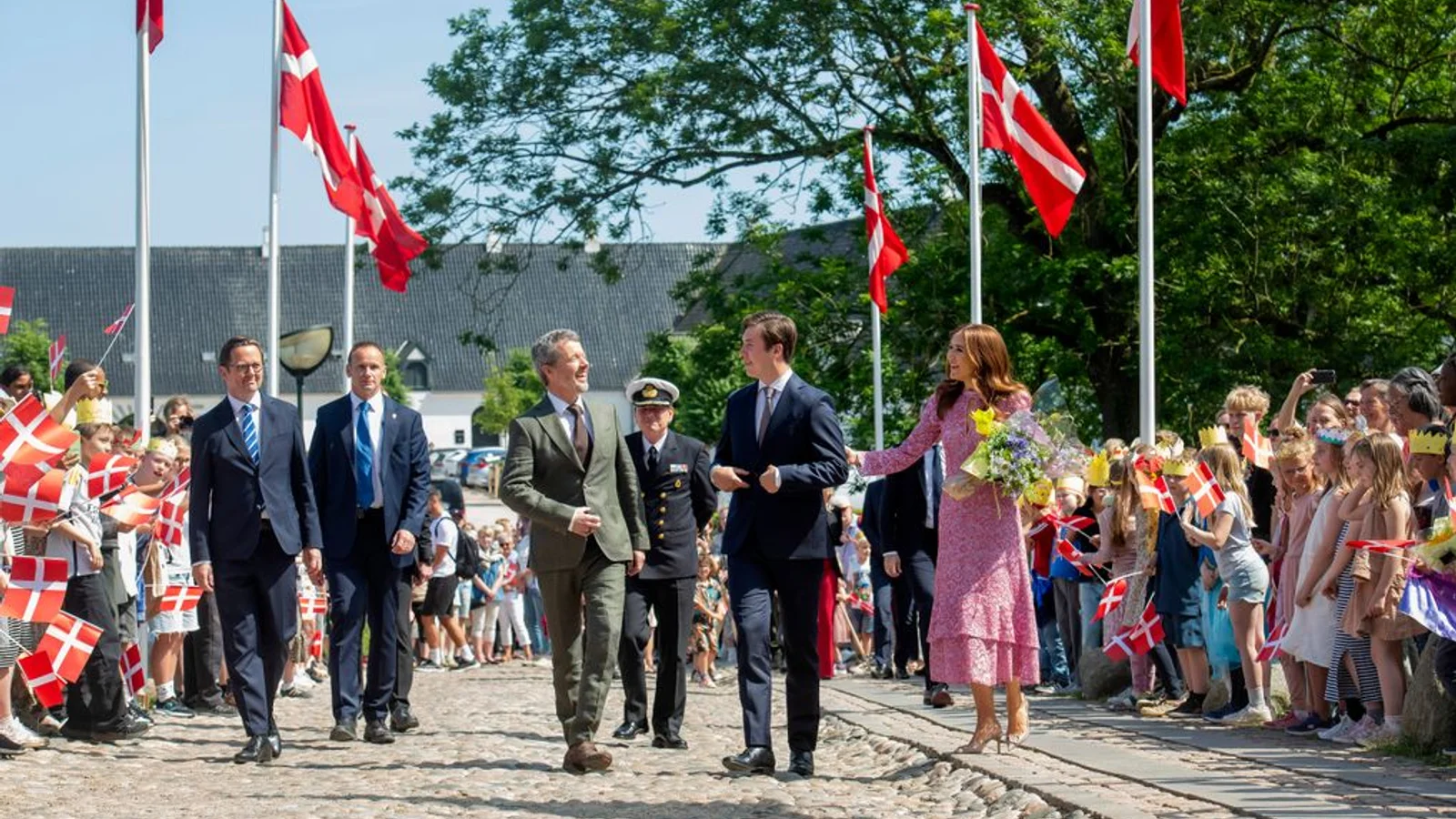 Kongeparret og Kronprinsen åbnede udstillingen KONGEBARN på Koldinghus