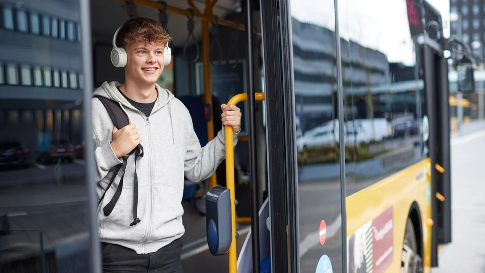 Forsøg med billige billetter til unge og gratis lokalbusser bliver forlænget