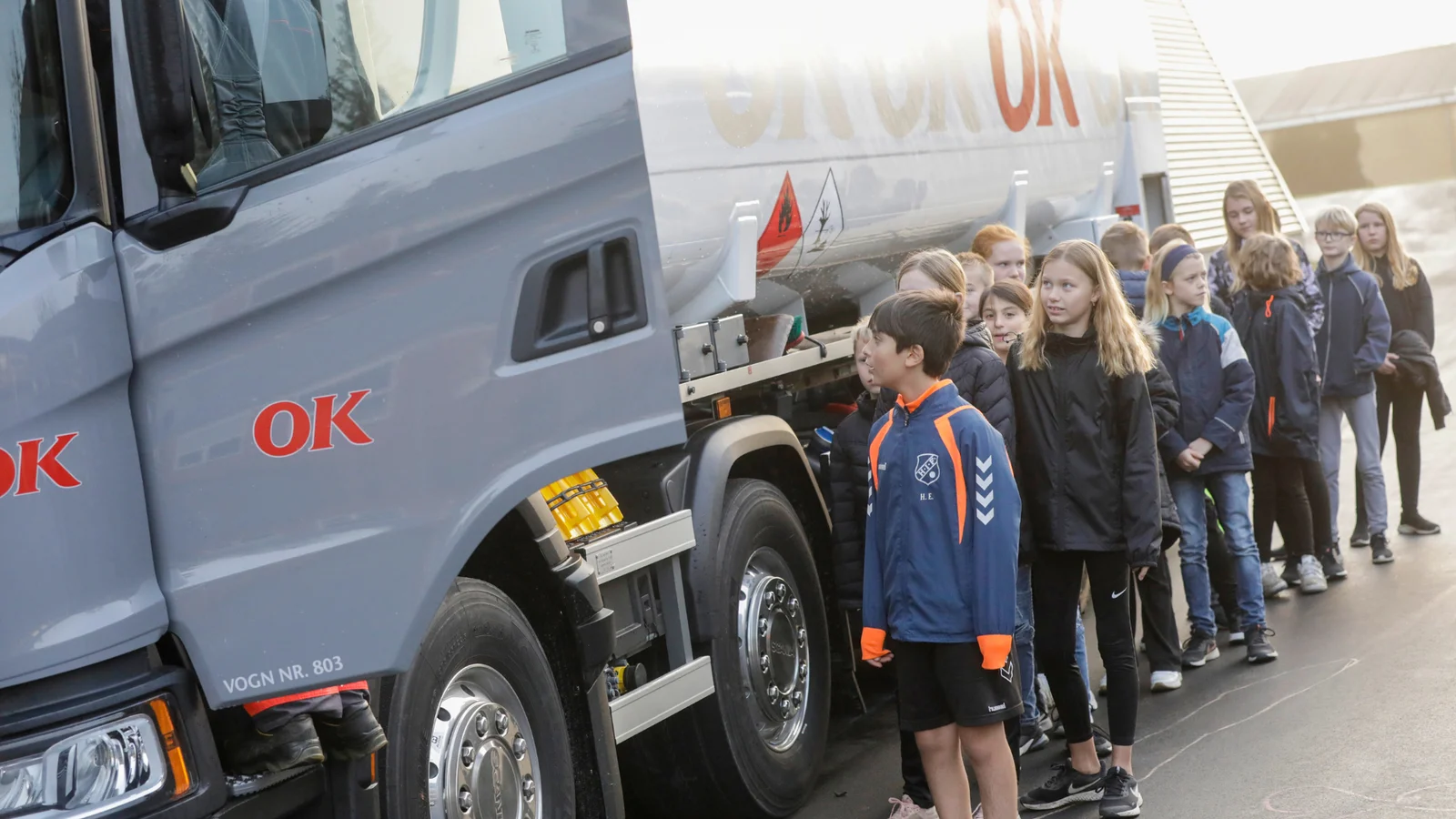 OK-chauffører underviser elever i trafiksikkerhed på Østerhåbsskolen