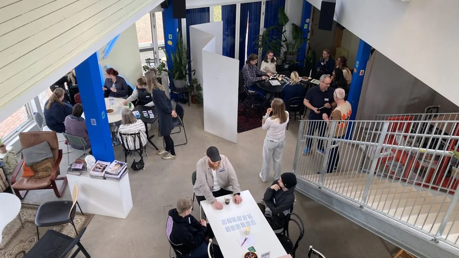 Elinstallatør giver en håndsrækning til unge mennesker på kanten af arbejdsmarkedet