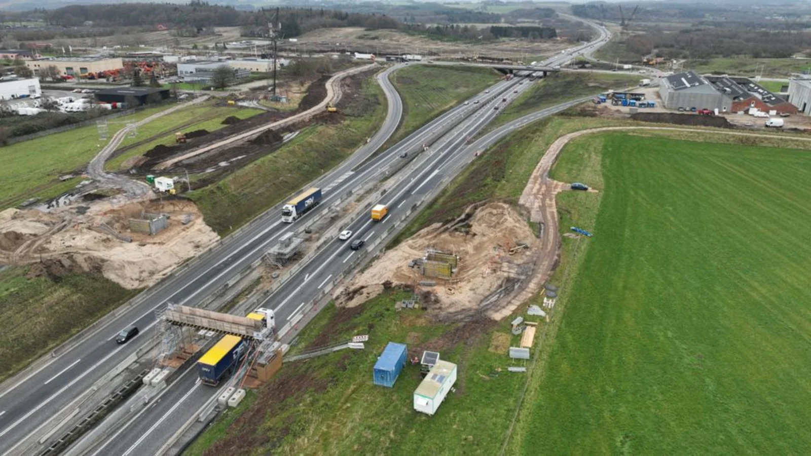 Vejdirektoratet løfter 350 tons cykelstibro på tværs af E45 ved Horsens på plads