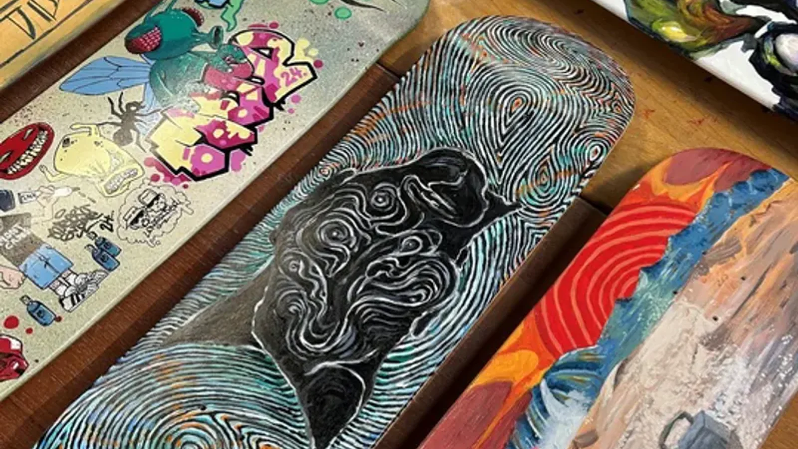 10 lokale kunstnere i nyt samarbejde: Street art på skateboards fylder ’Kunstvæggen’