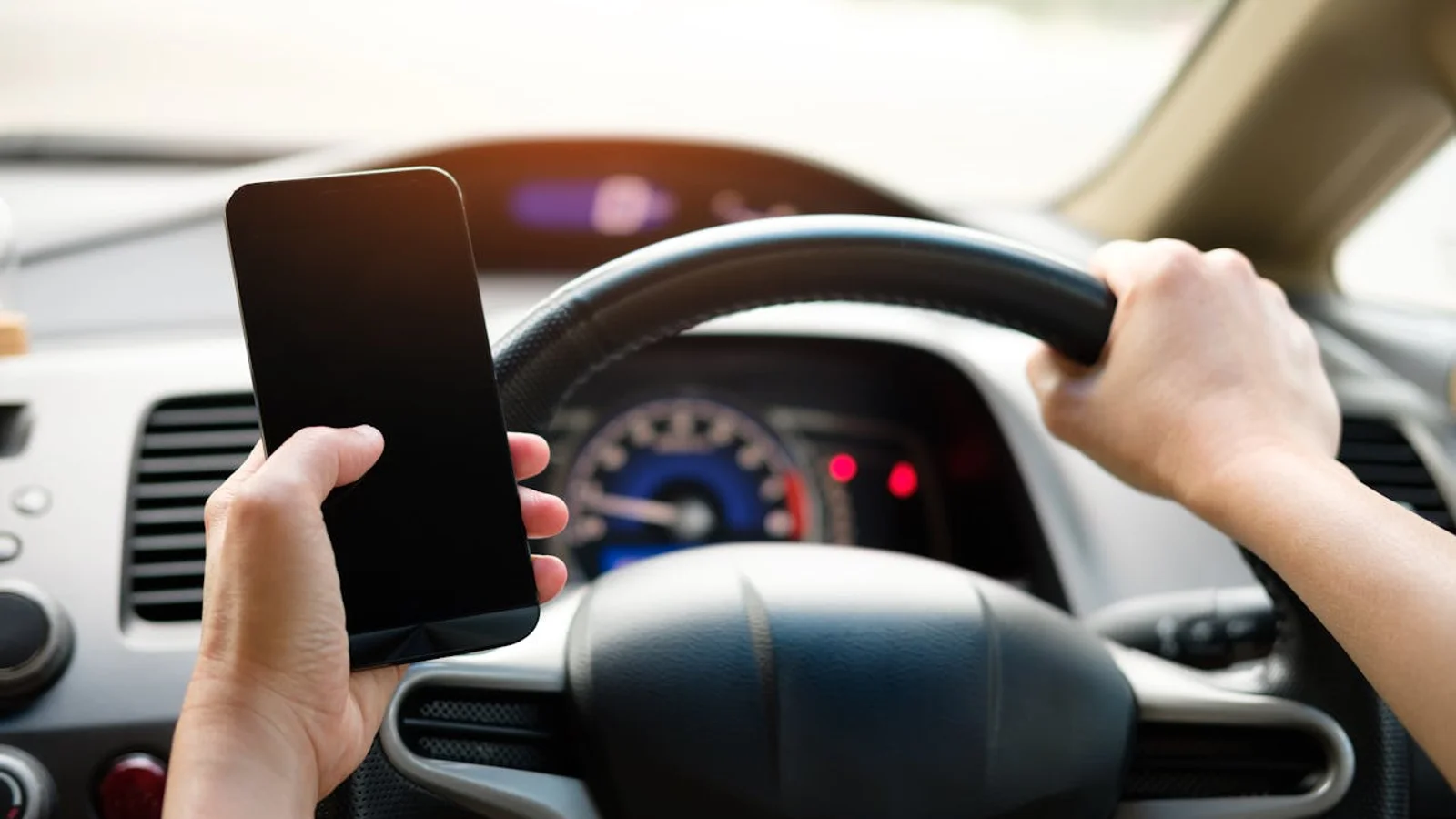 Færdselsindsats bekræfter tendens: Alt for mange bilister kigger på mobilen