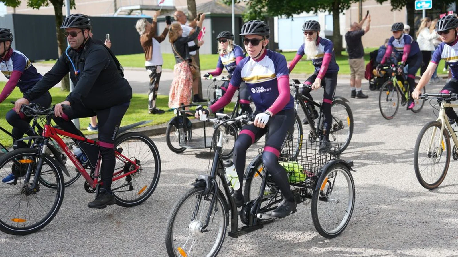 Festlig cykelparade i Kolding sendte 21 cyklister med cerebral parese afsted mod Paris