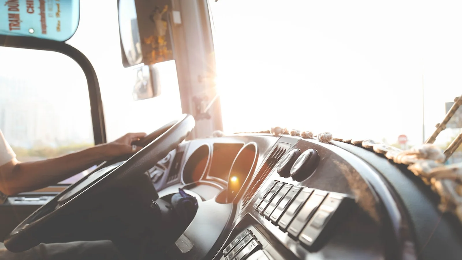 Stil din bil på samkørselspladserne og hop gratis på bussen