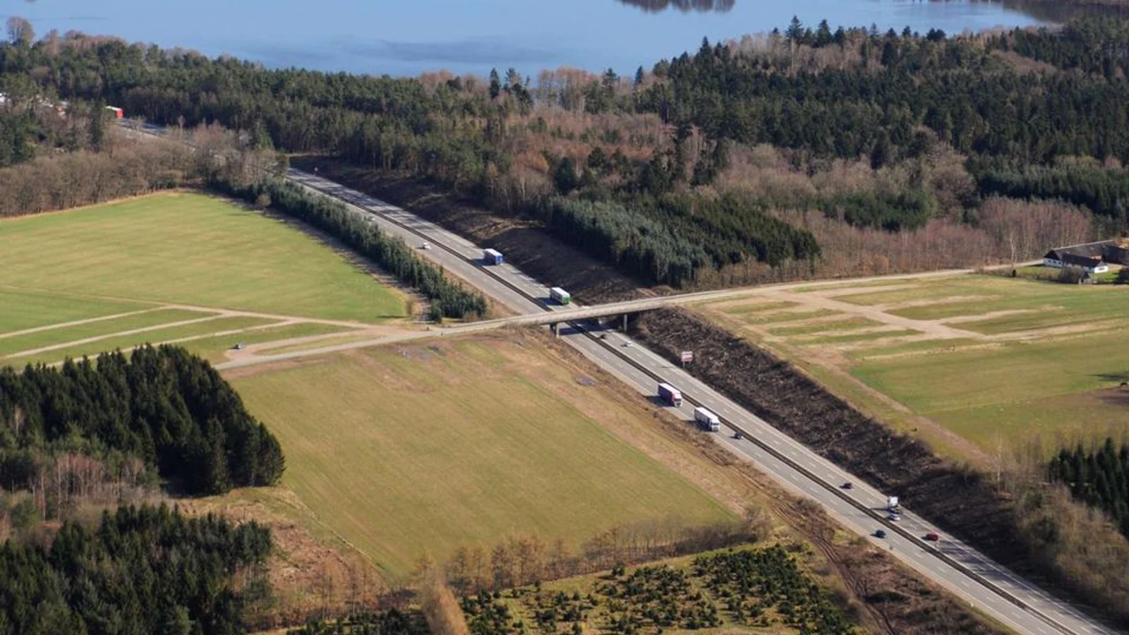 Vejdirektoratet river bro over E45 ned - Motorvej spærret i 14 timer