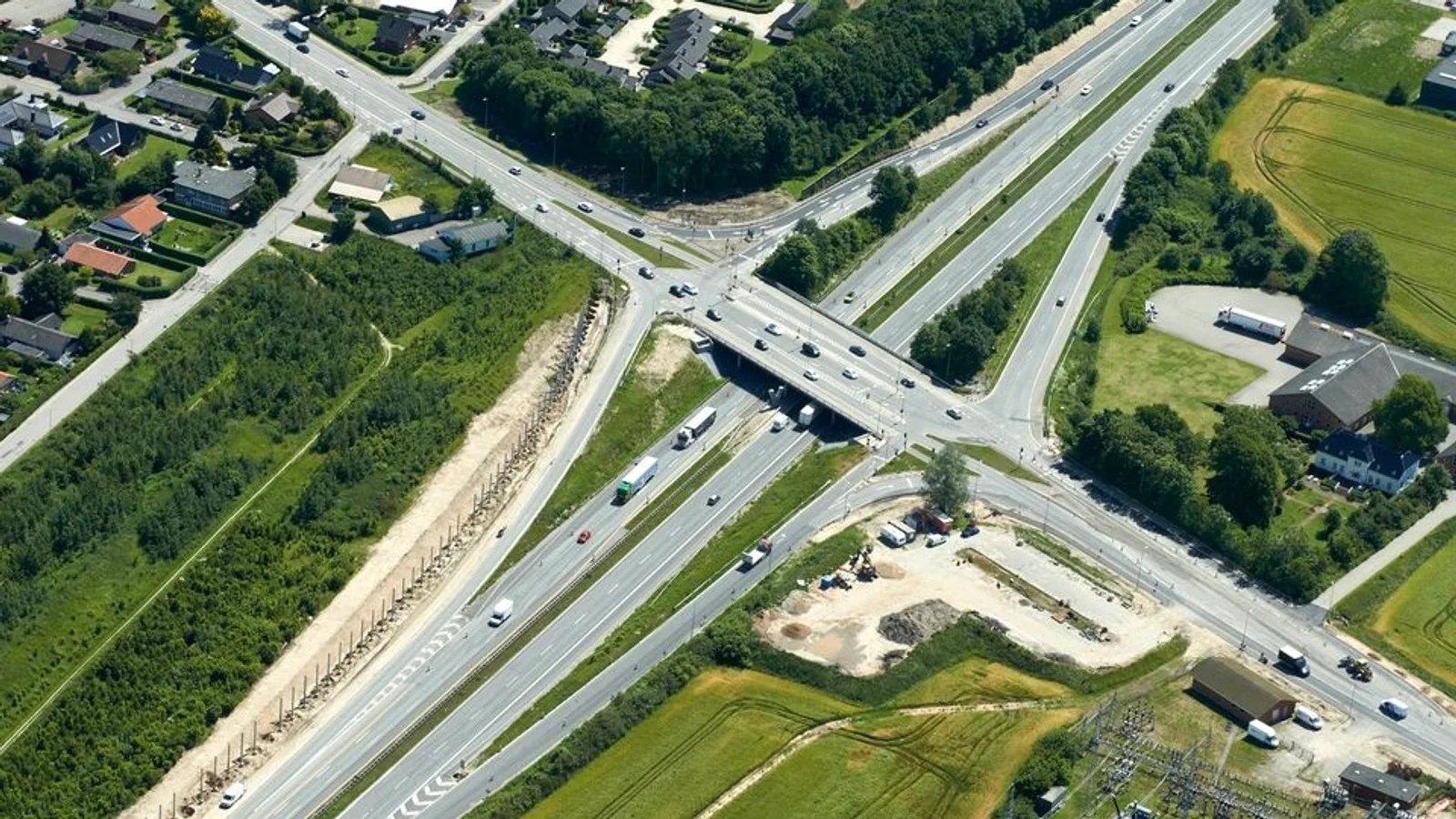 Motorvejen spærres forbi <40> Randers C når træbro løftes på plads i august