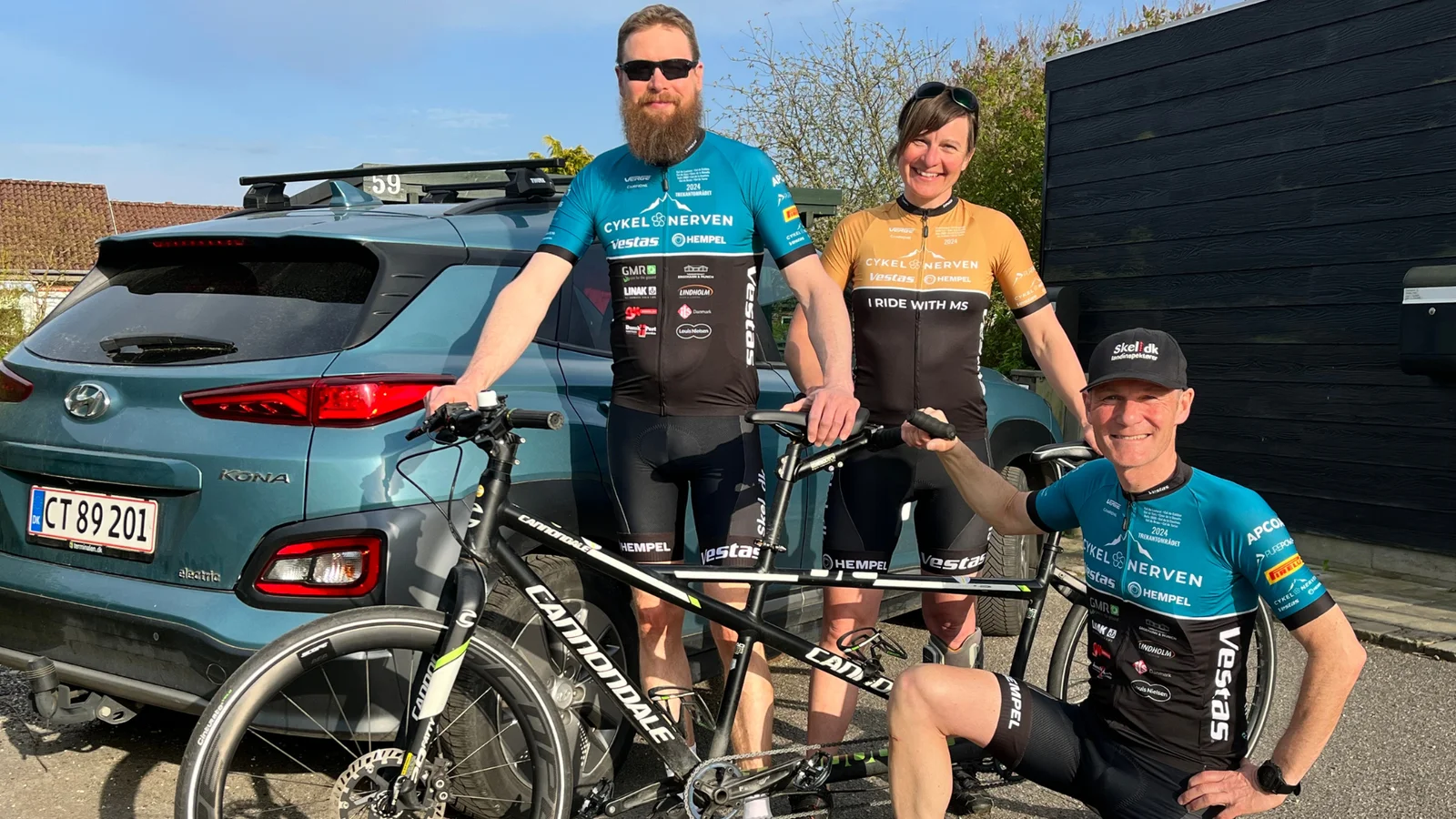 Bertha, Søren og Erik fra Kolding har givet sig selv den ultimative udfordring: at cykle de afgørende Tour de France-bjerge på tandemcykel
